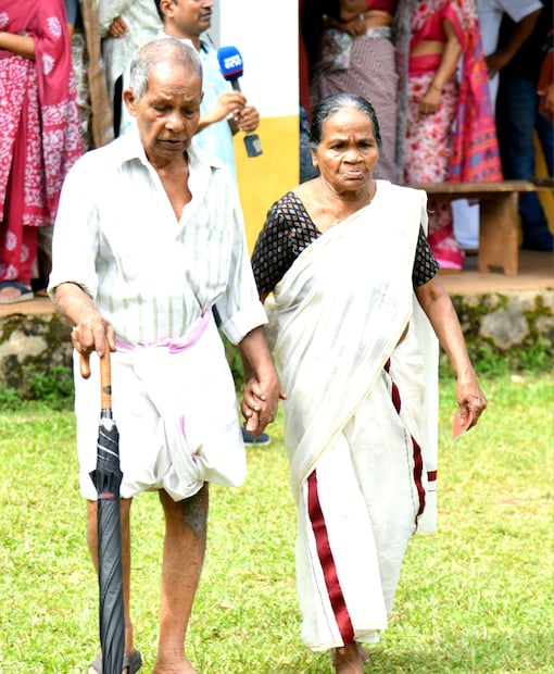  പാമ്പാടി എം.ജി.എം. എച്ച്.എസിലെ ബൂത്തിൽ വോട്ടുരേഖപ്പെടുത്തിയ ശേഷം പുറത്തേക്കുവരുന്നവർ..