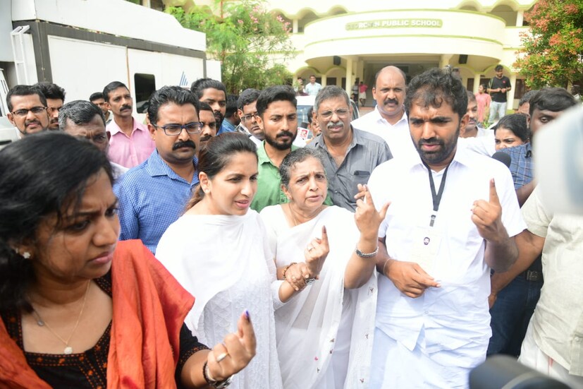  പുതുപ്പള്ളി ജോർജിയൻ സ്‌കൂളിലെ 126-ാം നമ്പർ ബൂത്ത് രേഖപ്പെടുത്തിയ ശേഷം യുഡിഎഫ് സ്ഥാനാർഥി ചാണ്ടി ഉമ്മനും കുടുംബവും..