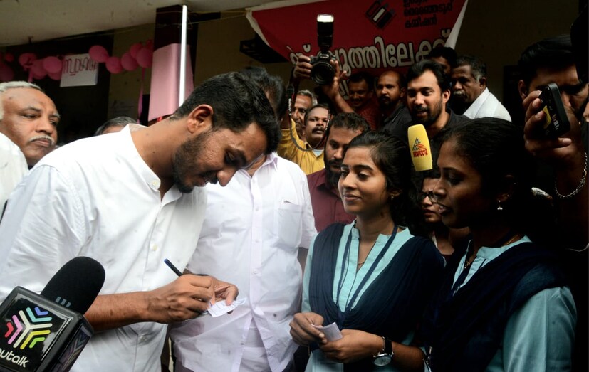  മണർകാട് കണിയാംകുന്ന് ഗവ. എൽ.പി. സ്‌കൂളിലെ 72 -ാം നമ്പർ ബൂത്തിൽ വോട്ട് രേഖപ്പെടുത്തിയ ശേഷം പുറത്തിറങ്ങിയ സി.പി.ഐ.എം. സ്ഥാനാർഥി ജയ്ക്ക് സി. തോമസ് വോട്ടർ ബോധവത്കരണ പരിപാടിയുടെ ഭാഗമായി സ്വീപ്പിന്റെ ലക്കി ഡ്രോ മത്സരത്തിന്റെ കൂപ്പൺ പൂരിപ്പിക്കുന്നു.