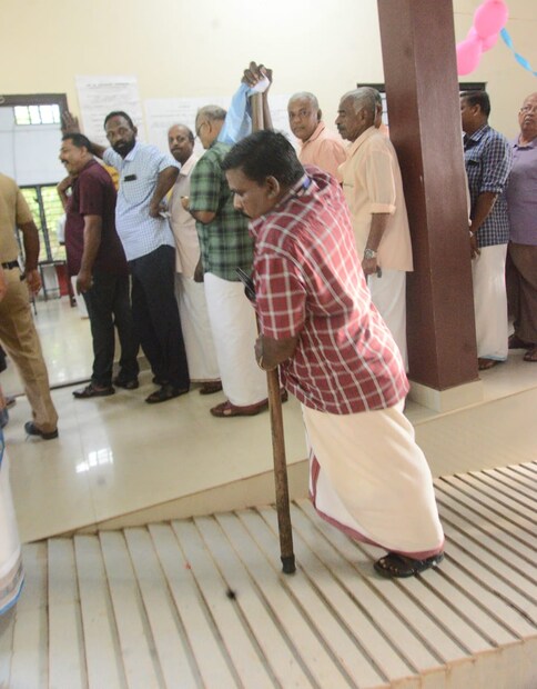  മണർകാട് കണിയാംകുന്ന് ഗവ. എൽ.പി. സ്കൂൾ (ബൂത്ത് 72) വോട്ടിങ് ആരംഭിച്ചപ്പോൾ വോട്ടർമാരുടെ നിര