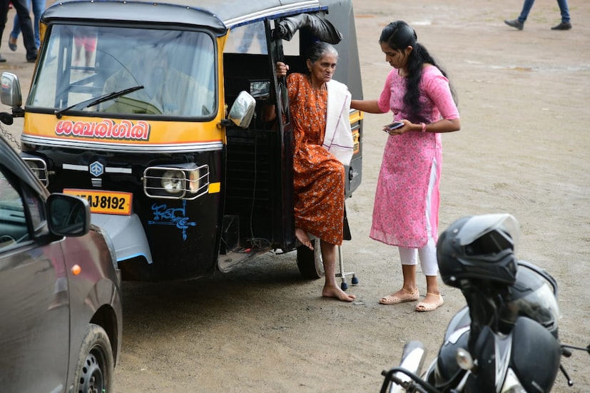  പുതുപ്പള്ളി ജോർജിയൻ പബ്ലിക് സ്‌കൂളിൽ വോട്ടുചെയ്യാനെത്തിയവർ..