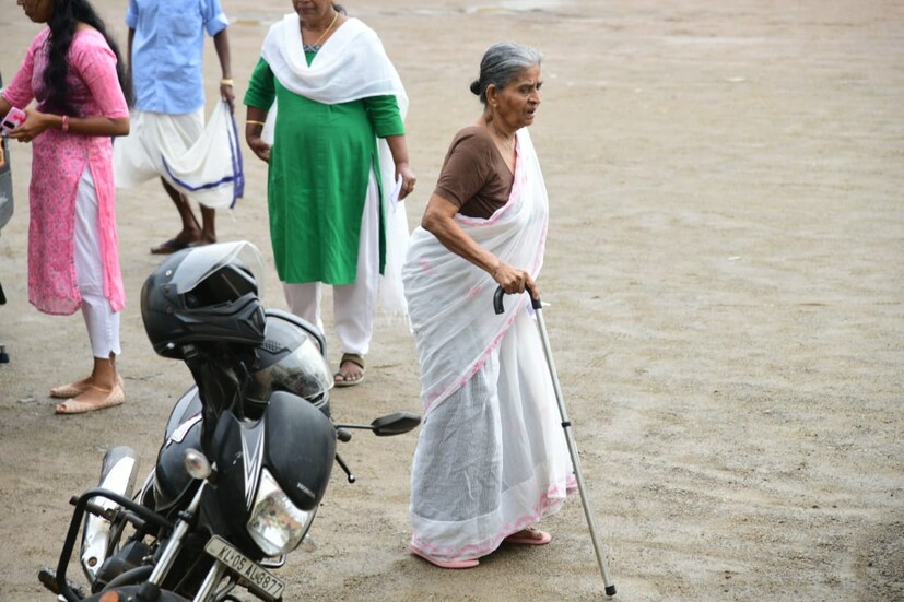  പുതുപ്പള്ളി ജോർജിയൻ പബ്ലിക് സ്‌കൂളിൽ വോട്ടുചെയ്യാനെത്തിയവർ