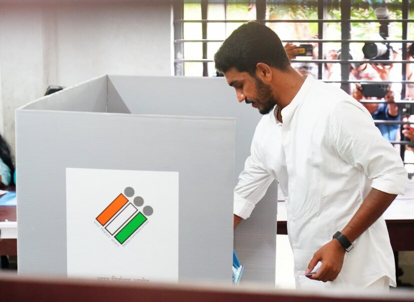  പുതുപ്പള്ളിയില്‍ മൂന്നാം അങ്കത്തിന് ഇറങ്ങുന്ന ഇടത് സ്ഥാനാര്‍ഥി ജെയ്ക്ക് സി തോമസ് വോട്ട് രേഖപ്പെടുത്തുന്നു
