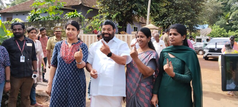  പാമ്പാടി എം.ജി.എം. എച്ച്.എസ്. 102-ാം നമ്പർ ബൂത്തിൽ വോട്ടുരേഖപ്പെടുത്തിയ ശേഷം സഹകരണ-രജിസ്‌ട്രേഷൻ വകുപ്പു മന്ത്രി വി.എൻ. വാസവൻ കുടുംബസമേതം.