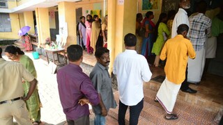 പോളിങ് ബൂത്തിലെ വോട്ടർമാരുടെ നീണ്ടനിര പോളിങ് ബൂത്തിലെ വോട്ടർമാരുടെ നീണ്ടനിര