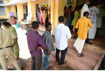 പോളിങ് ബൂത്തിലെ വോട്ടർമാരുടെ നീണ്ടനിര