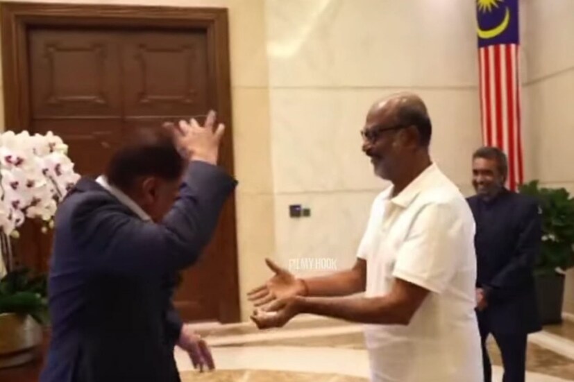  തിങ്കളാഴ്ചയായിരുന്നു മലേഷ്യൻ പ്രധാനമന്ത്രി അൻവർ ഇബ്രാഹിമിനെ നടൻ രജിനികാന്ത് സന്ദർശിച്ചത്. സൂപ്പർ താരത്തെ ഊഷ്മളമായി സ്വാ​ഗതം ചെയ്ത അൻവർ ഇബ്രാഹിം അദ്ദേഹത്തിന് കൈകൊടുക്കുകയും ആലിം​ഗനം ചെയ്യുകയും ചെയ്തു. ഇതിനിടയിൽക്കൂടി മൊട്ട ബോസിനെ പ്രധാനമന്ത്രി അനുകരിച്ചത് കൂടിനിന്നവരിൽ ചിരി പടർത്തി. (Screengrab: Filmy Hook/ Youtube)