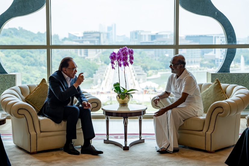  സൂപ്പർ താരവുമായുള്ള കൂടിക്കാഴ്ചയേക്കുറിച്ച് അൻവർ ഇബ്രാഹിം തന്നെ ഔദ്യോഗിക എക്സ് പേജിൽ കുറിച്ചു. “ഏഷ്യൻ, അന്താരാഷ്ട്ര കലാ ലോക വേദികളിൽ സുപരിചിതനായ ഇന്ത്യൻ നടൻ രജിനികാന്ത് എന്നെ സന്ദർശിച്ചു. ജനങ്ങളുടെ ദുരിതവും കഷ്ടപ്പാടും സംബന്ധിച്ച എന്റെ പോരാട്ടത്തിന് അദ്ദേഹം നൽകിയ ബഹുമാനത്തെ ഞാൻ അഭിനന്ദിക്കുന്നു. പല കാര്യങ്ങളും അദ്ദേഹവുമായി ചർച്ച നടത്തി. രജനികാന്ത് ഈ മേഖലയിലും സിനിമാ ലോകത്തും ഇനിയും മികവ് പുലർത്തട്ടെ എന്ന് പ്രാർത്ഥിക്കുന്നു.” അൻവർ ഇബ്രാഹിം കുറിച്ചു. (Image: X/ Anwar Ibrahim)