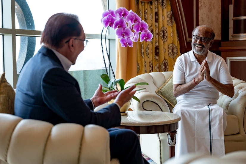  നെൽസണ്‍ സംവിധാനം ചെയ്ത ജയിലറിന്റെ വമ്പൻ വിജയത്തിന് പിന്നാലെയാണ് രജനികാന്ത് മലേഷ്യൻ പ്രധാനമന്ത്രിയെ സന്ദര്‍ശിച്ചത്. കേരളത്തിലടക്കം മികച്ച പ്രകടനമാണ് ചിത്രം നടത്തിയത്. മോഹൻലാൽ, ശിവരാജ് കുമാർ, വിനായകൻ, തമന്ന, രമ്യ കൃഷ്ണൻ, വസന്ത് രവി, ജാക്കി ഷ്റോഫ്, മിർന മേനോൻ തുടങ്ങിയവരായിരുന്നു മറ്റ് അഭിനേതാക്കൾ. (Image: X/ Anwar Ibrahim)