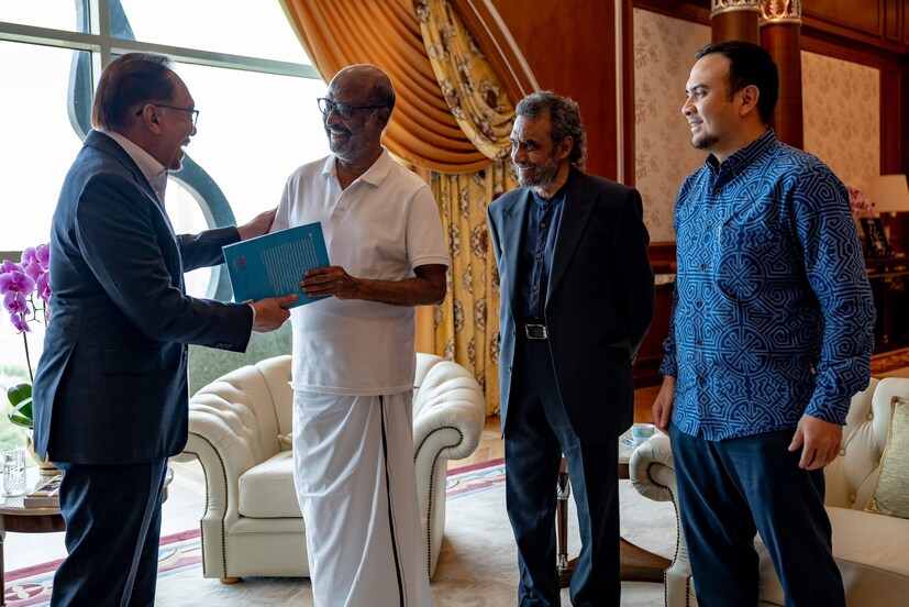  കഴിഞ്ഞദിവസം ലോകേഷ് കനകരാജിനൊപ്പമുള്ള ചിത്രം രജിനികാന്ത് പ്രഖ്യാപിച്ചിരുന്നു. 'തലൈവർ 171' എന്ന് താൽക്കാലികമായി പേരിട്ടിരിക്കുന്ന ചിത്രം സൺ പിക്ചേഴ്സാണ് ഈ നിർമിക്കുന്നത്. അനിരുദ്ധ് ആണ് സംഗീതം. സിനിമയിലെ മറ്റ് താരങ്ങൾ ആരൊക്കെ ആണെന്ന് വരും ദിവസങ്ങളിൽ പുറത്തുവന്നേക്കും. (Image: X/ Anwar Ibrahim)