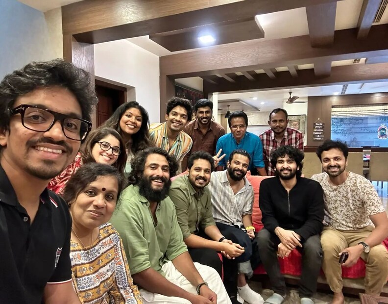  കാറിനെ പറ്റി മിണ്ടാൻ പോലും സമയം തരാതെ വയറുനിറയെ ഫുഡും തന്ന്, എന്തേലും പറയാൻ തുടങ്ങിയാൽ അപ്പോൾ തന്നെ സോഫിയ ചേച്ചി കപ്പ എടുത്ത് തരും. ഇന്നലെ പറയാൻ പറ്റിയില്ല അതോണ്ട് ഇപ്പോ പറയാ ഞാൻ വീട്ടിലെ മതിൽ പൊളിച്ചു ഗേറ്റ് വലുതാക്കാൻ തുടങ്ങാണട്ടോ.പിന്നെ നഹാസ് പോർഷ ഓടിക്കാൻ പഠിച്ചു തുടങ്ങിയെന്ന കേൾക്കുന്നെ - പെപ്പെ കുറിച്ചു.