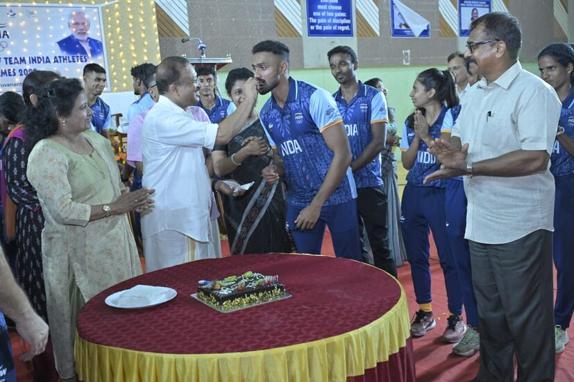  140 കോടി ജനങ്ങളുടെ പ്രാർഥന ഇന്ത്യൻ ടീമിനൊപ്പം ഉണ്ടെന്നും അദ്ദേഹം വ്യക്തമാക്കി . സായി എൽ എൻ സിപിഇയിൽ പരിശീലനം പൂർത്തിയാക്കി ഹാങ്ചോ ഏഷ്യൻ ഗെയിംസിൽ പങ്കെടുക്കാൻ ഒരുങ്ങുന്ന പുരുഷ റിലേ താരങ്ങളായ ഒളിമ്പ്യൻ മുഹമ്മദ് അനസ്, മുഹമ്മദ് അജ്മൽ, ഒളിമ്പ്യൻ അമോജ് ജേക്കബ്, രാജേഷ് രമേശ്, നിഹാൽ ജോയൽ അടക്കമുള്ള താരങ്ങളാണ് ചൈനയിലേക്ക് യാത്ര തിരിച്ചത്.