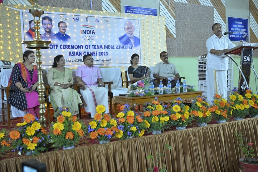  അത്ലറ്റിക്സിൽ വിവിധ ഇനങ്ങളിൽ പങ്കെടുക്കുന്ന ആരോകിയ രാജീവ്,നിത്യ രാംരാജ്, ജ്യോതി യർരാജി , ഐശ്വര്യ മിശ്ര, ശുഭ വെങ്കിടേഷ്, ഹിമാൻഷി മാലിക്, വിദ്യ രാംരാജ്, സോണിയ ബയ്ഷ്യ, ഫ്ളോറൻസ് ബാർല, സിഞ്ചാൽ കാവേരമ്മ, പ്രച്ചി, രാഹുൽ ബേബി , യഷസ് പി, അമ്‌ലൻ ബോർഗോ ഗെയ്ൻ, സന്തോഷ് കുമാർ , അരുൾ രാജലിംഗം, മി ജോ ചാക്കോ , ഡെപ്യൂട്ടി ചീഫ് കോച്ച് എം കെ രാജ് മോഹൻ, വിദേശ പരിശീലകൻ ജാസൻ ഡേവ്സൻ എന്നിവർക്കും കേന്ദ്രമന്ത്രി വി മുരളീധരൻ അടക്കമുള്ളവർ ആശംസ നേർന്നു.