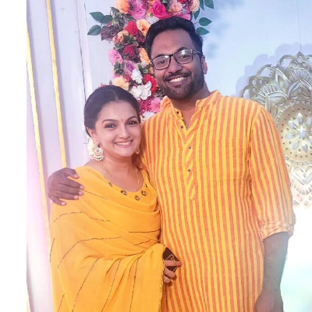  ലേഡി സൂപ്പർസ്റ്റാർ ഒന്നും ആകാൻ പോയില്ലെങ്കിലും, ശരണ്യ മോഹൻ എന്ന നായിക ഇന്നും പ്രേക്ഷകർക്ക് പ്രിയങ്കരിയാണ്. ശരണ്യയുടെ ഭർത്താവാണ് അരവിന്ദ് കൃഷ്ണൻ എന്ന ദന്ത ഡോക്ടർ. ഇവർക്ക് രണ്ടു കുഞ്ഞുങ്ങളുമുണ്ട്. ഈ ഡോക്ടർ എങ്ങനെ നയൻതാരയുടെ ഭർത്താവ് എന്നൊക്കെ പറയാൻ സാധിക്കും എന്നല്ലേ? വിശദമാക്കാം