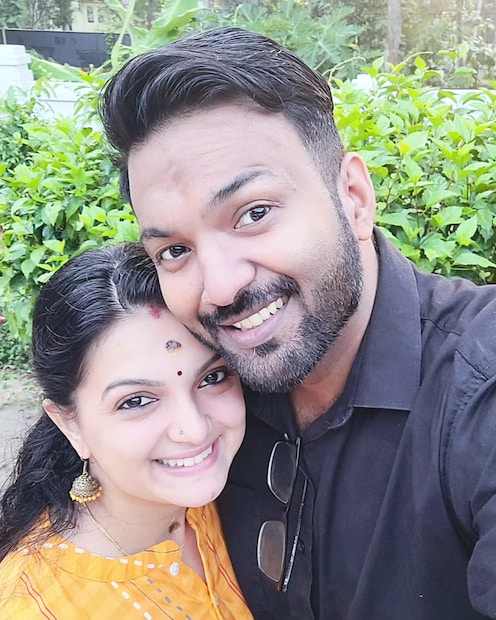  'ശെടാ.. ഇത് ഞാൻ അറിഞ്ഞില്ലല്ലോ. എന്തായാലും നയൻ‌താരയും അറിയാൻ യാതൊരു സാധ്യതയും ഇല്ല. @saranyamohanofficial വല്ലോം കാണുന്നുണ്ടോ' എന്നായിരുന്നു ക്യാപ്‌ഷൻ. ഭർത്താവിന്റെ ആ സംശയത്തിന് ശരണ്യ മറക്കാതെ മറുപടി കൊടുത്തിട്ടുണ്ട്