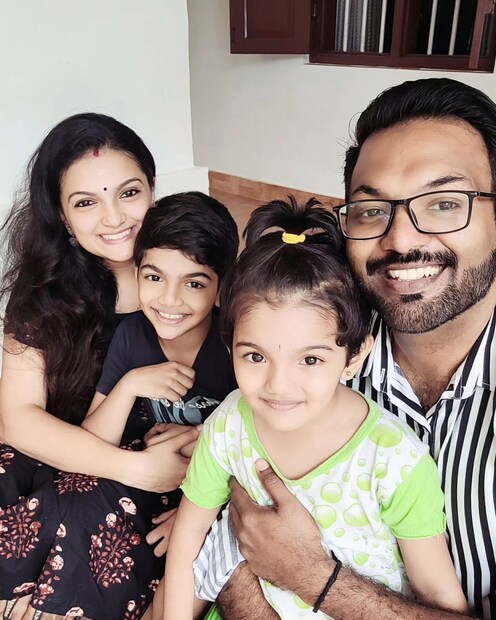  ശരണ്യ മോഹനെയാണ് അരവിന്ദ് കൃഷ്ണൻ വിവാഹം ചെയ്തത് എന്നതിന് പകരം വന്നൊരു അച്ചടിപ്പിശകാണ്‌ സംഗതി. വളരെ നന്നായി തമാശ പറയുകയും പോസ്റ്റുകൾ ചെയ്യുകയും ചെയ്യുന്ന അരവിന്ദ് കൃഷ്ണൻ ഇതും അതേ സ്പോർട്സ്മാൻ സ്പിരിറ്റിൽ തന്നെ കണ്ടു