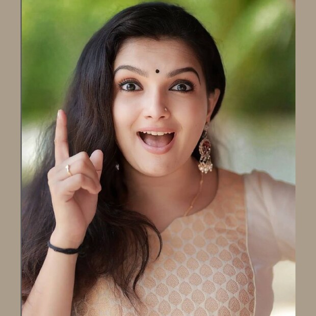  'അപ്പൊ നാൻ എന്താ പൊട്ടനാ' എന്നാണ് ശരണ്യ മോഹൻ ഇത് നൽകിയ മറുപടി. പോസ്റ്റിനും കമന്റിനും വേണ്ടുവോളം ലൈക്കും ലഭിച്ചു