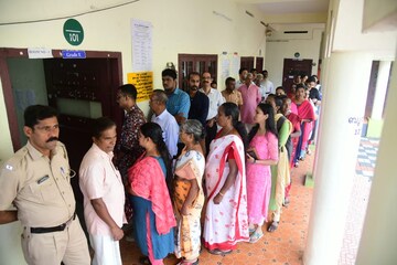 സകുടുംബം വോട്ട് ചെയ്ത് ചാണ്ടി ഉമ്മനും മന്ത്രി വി.എന് വാസവനും; പുതുപ്പള്ളിയിലെ പോളിങ് കാഴ്ചകള് സകുടുംബം വോട്ട് ചെയ്ത് ചാണ്ടി ഉമ്മനും മന്ത്രി വി.എന് വാസവനും; പുതുപ്പള്ളിയിലെ പോളിങ് കാഴ്ചകള്