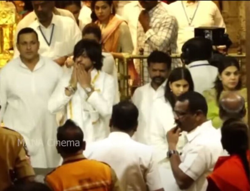  വന്‍ ഭക്തജന തിരക്കിനിടയിലും തന്‍റെ പുതിയ സിനിമയുടെ വിജയത്തിനായി പ്രാര്‍ഥിക്കാനെത്തിയ ഷാരൂഖ് ഖാന്‍റെ വീഡിയോ സോഷ്യല്‍ മീഡിയയില്‍ വൈറലാണ്.
