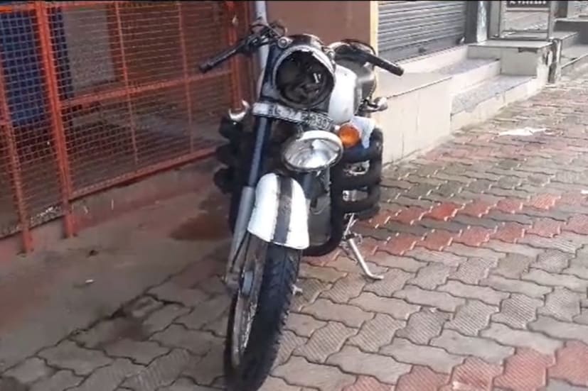  താലൂക്ക് ആശുപത്രി ഭാഗത്തുനിന്നും എത്തിയ മൂവരും സഞ്ചരിച്ചിരുന്ന ബുള്ളറ്റ് നിയന്ത്രണംവിട്ട് മതിലിൽ ഇടിച്ചുകയറുകയായിരുന്നു. തലയ്ക്ക് ഗുരുതര പരിക്കേറ്റ വിഷ്ണുവും ആസിഫും തൽക്ഷണം മരിച്ചു.