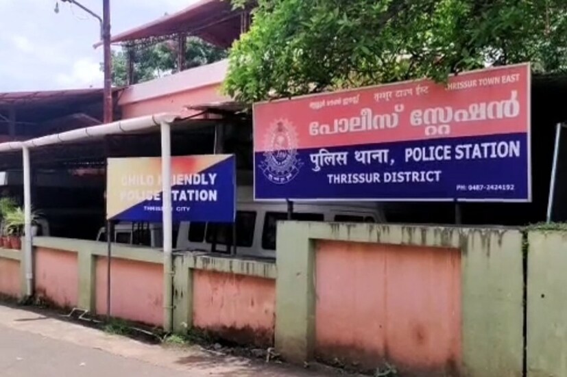  സ്ഥാപനത്തില്‍നിന്ന് പുറത്തിറങ്ങി സമീപത്തെ റെയില്‍വേ സ്റ്റേഷനിലേക്ക് നടന്നുപോകുന്നതിനിടെയാണ് കാറിലെത്തിയ സംഘം ജീവനക്കാരെ ആക്രമിച്ചത്. പിന്നാലെ സ്വര്‍ണമടങ്ങിയ ബാഗ് തട്ടിയെടുത്ത് കവര്‍ച്ചാസംഘം കാറില്‍ രക്ഷപ്പെടുകയായിരുന്നു.