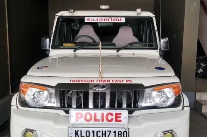  നഗരത്തില്‍ പ്രവര്‍ത്തിക്കുന്ന 'ഡി പി ചെയിന്‍സ്' എന്ന സ്ഥാപനത്തിലെ ജീവനക്കാരില്‍നിന്നാണ് സ്വര്‍ണം കവര്‍ന്നത്. വെള്ളിയാഴ്ച രാത്രി സ്ഥാപനത്തില്‍നിന്ന് റെയില്‍വേ സ്റ്റേഷനിലേക്ക് പോകുകയായിരുന്ന ജീവനക്കാരെ വെള്ളനിറത്തിലുള്ള കാറിലെത്തിയ സംഘം ആക്രമിച്ചെന്നും ആഭരണങ്ങള്‍ സൂക്ഷിച്ച ബാഗ് മോഷ്ടിച്ചെന്നുമാണ് പരാതി.