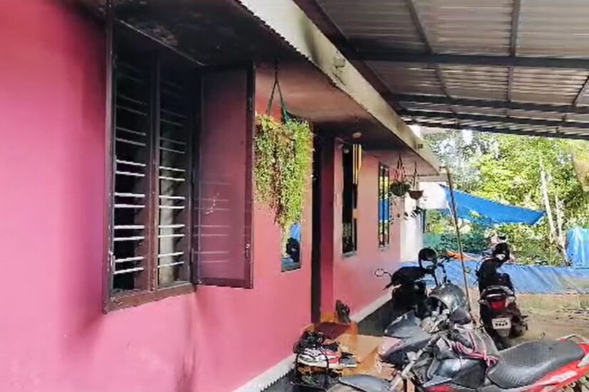  പൊള്ളലേറ്റ ജോജിയുടെയും ലിജിയുടെയും നില ഗുരുതരമാണ്. ഇവരെ തീ കൊളുത്തിയ ശേഷം വിഷം കഴിച്ച് ആത്മഹത്യയ്ക്ക് ശ്രമിച്ച ജോണ്‍സനെയും ആശുപത്രിയില്‍ പ്രവേശിപ്പിച്ചിരിക്കുകയാണ്.