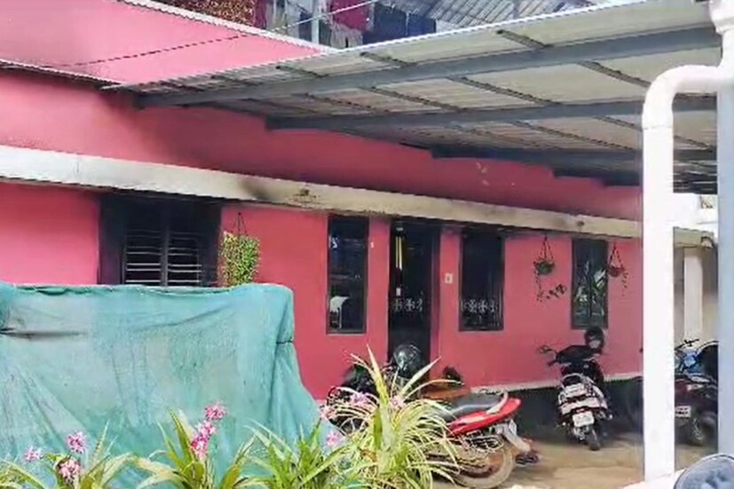  തൃശൂർ ചിറക്കേക്കോട് മൂന്നുപേരെ പെട്രോള്‍ ഒഴിച്ച് തീ കൊളുത്തി കൊലപ്പെടുത്താൻ ശ്രമം. ചിറക്കേക്കോട് സ്വദേശി ജോജി (38), ഭാര്യ ലിജി (32), മകന്‍ ടെണ്ടുല്‍ക്കര്‍ (12) എന്നിവര്‍ക്കാണ് പൊള്ളലേറ്റത്.