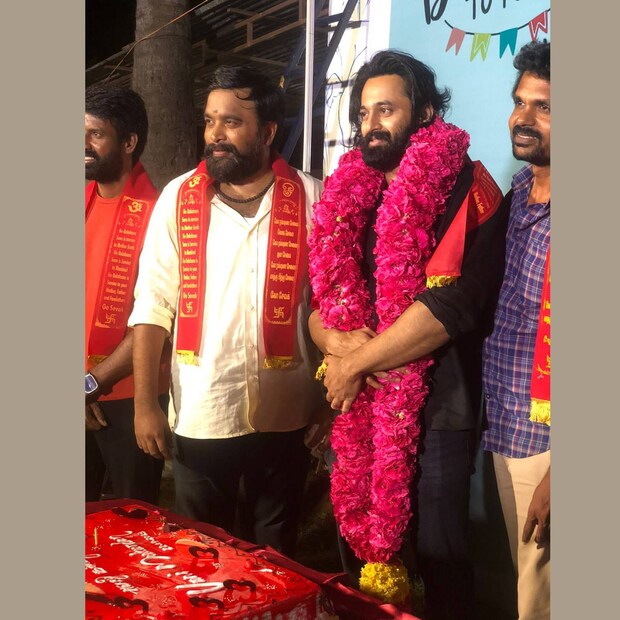  കുറച്ചു ദിവസം മുൻപ് ഒരു പൂമാലയിട്ട് നിന്നതിന്റെ ക്ഷീണം നടി സായ് പല്ലവിക്ക് മാറിയിട്ടില്ല. അപ്പോൾ മുതൽ താരത്തിന്റെ വിവാഹം കഴിഞ്ഞു എന്ന വ്യാജപ്രചരണം തകൃതിയായി നടന്നുവരികയായിരുന്നു. എന്തിനേറെ പറയുന്നു, സായ് പല്ലവിയുടെ ഫാൻസ്‌ അക്കൗണ്ടുകൾ പോലും അത് വെള്ളം തൊടാതെ വിശ്വസിച്ചു. ഉണ്ണി മുകുന്ദനും (Unni Mukundan) പൂമാല ഇട്ടുകൊണ്ട് നിൽക്കുന്ന ചിത്രങ്ങൾ ഇവിടെ കാണാം, കാര്യം കല്യാണമല്ല എന്ന് ആദ്യമേ പറഞ്ഞുകൊള്ളട്ടെ