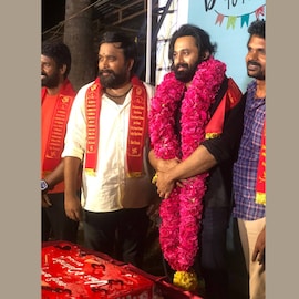 കഴുത്തിൽ പൂമാലയൊക്കെയുണ്ട്, ഉണ്ണി മുകുന്ദന്റെ കല്യാണം എന്നൊന്നും പറഞ്ഞേക്കരുത്... കഴുത്തിൽ പൂമാലയൊക്കെയുണ്ട്, ഉണ്ണി മുകുന്ദന്റെ കല്യാണം എന്നൊന്നും പറഞ്ഞേക്കരുത്...