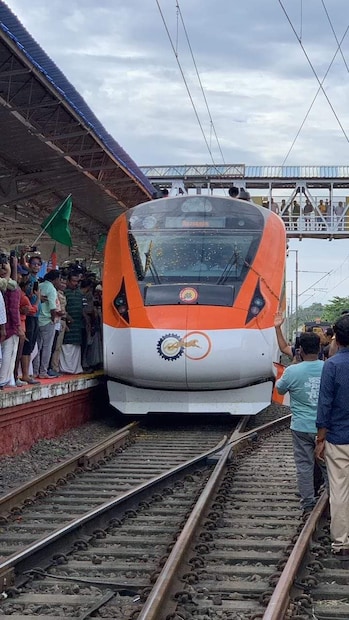  കേരളത്തിന് അനുവദിച്ച രണ്ടാം വന്ദേഭാരത് എക്സപ്രസ് ട്രെയിന്‍ സര്‍വീസ് ആരംഭിച്ച്. പ്രധാനമന്ത്രി നരേന്ദ്രമോദി ഞായറാഴ്ച രാജ്യത്തിന് സമ്മാനിച്ച 9 വന്ദേഭാരത് സര്‍വീസുകളില്‍ ഒന്നാണ് കാസര്‍കോഡ്- തിരുവനന്തപുരം റൂട്ടിലും തിരിച്ചും സര്‍വീസ് നടത്തുന്നത്.
