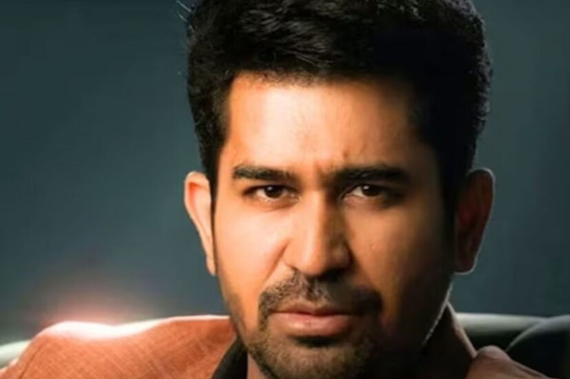  സംഗീത സംവിധാനത്തിൽ നിന്നും നിർമാതാവ്, അഭിനേതാവ്, ഗാനരചന, എഡിറ്റർ, ഓഡിയോ എഞ്ചിനീയർ, സംവിധായകൻ എന്നീ മേഖലകളിലും വിജയ് ആന്റണി കഴിവ് തെളിയിച്ചിട്ടുണ്ട്. ഫാത്തിമ വിജയ് ആന്റണിയാണ് ഭാര്യ. മീരയെ കൂടാതെ ലാറ എന്ന ഒരുമകൾ കൂടി ദമ്പതികൾക്കുണ്ട്.