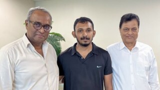 വിപിഎസ് ലേക് ഷോർ MD എസ് കെ അബ്ദുള്ള, ഓർത്തോപീഡിക് വിഭാഗം ഡയറക്ടർ ഡോ. ജേക്കബ് വർഗീസ് എന്നിവർക്കൊപ്പം ജിനു ജോസഫ് 