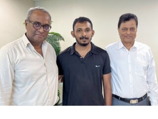 വിപിഎസ് ലേക് ഷോർ MD എസ് കെ അബ്ദുള്ള, ഓർത്തോപീഡിക് വിഭാഗം ഡയറക്ടർ ഡോ. ജേക്കബ് വർഗീസ് എന്നിവർക്കൊപ്പം ജിനു ജോസഫ് 