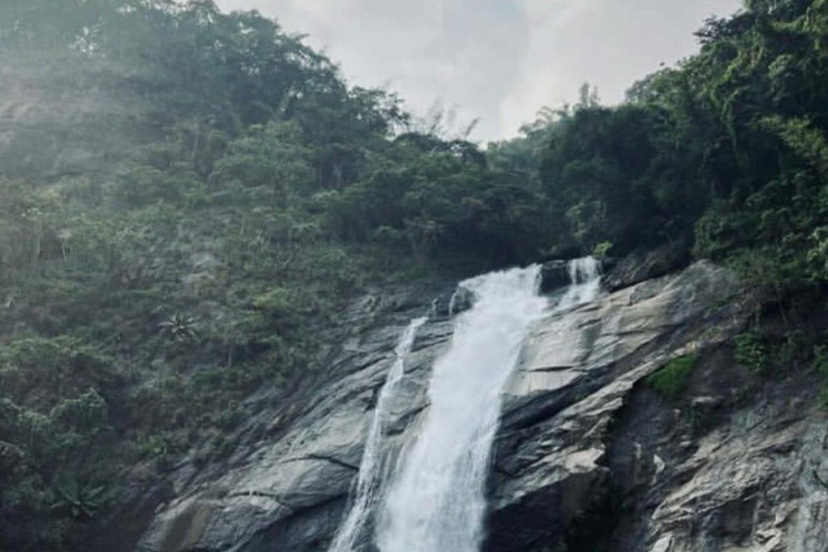 മാർമല വെള്ളച്ചാട്ടം സഞ്ചാരികളുടെ മനം കവരുന്ന കാഴ്ചയാണ്