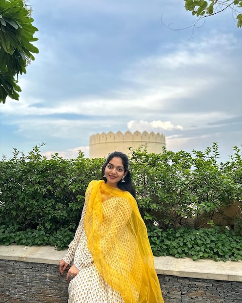  പുതിയ ലുക്കിന് കൂട്ടുകാരികളായ അഭിനേത്രികൾ ഞെട്ടലും ആശംസയും എല്ലാം ചേർന്ന കമന്റുകൾ പാസാക്കിക്കഴിഞ്ഞു. അനുപമ, സാനിയ, രജിഷ, നൂറിൻ, മിയ, റിമ തുടങ്ങിയവർ അഹാനയ്ക്ക് കമന്റ്റ് ചെയ്തു