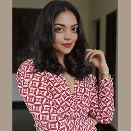 Ahaana Krishna | പ്രായം പറഞ്ഞാൽ ഒരു കുഴപ്പവുമില്ല; അഹാന കൃഷ്ണക്ക് പിറന്നാൾ ആഘോഷം കുടുംബത്തിനൊപ്പം