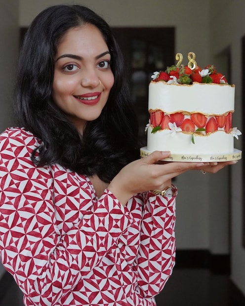  ഇക്കുറി പിറന്നാളിന് മുൻപ് ഒരു ഇടിവെട്ട് സർപ്രൈസ് കൂടി അഹാന നൽകിയിരുന്നു. നീണ്ട് ഇടതൂർന്ന തലമുടി അഹാന ചെറുതാക്കി മുറിച്ചു. പക്ഷേ അത്രയും ചെയ്തുവെങ്കിലും പ്രായം കുറച്ചുകൂടി കുറഞ്ഞെങ്കിലേയുള്ളൂ അഹാനയ്ക്ക്