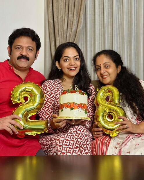  സ്കിൻകെയർ, ഫിറ്റ്നസ് എന്നിവയ്ക്ക് അഹാന നൽകുന്ന പ്രാധാന്യം അത്രയേറെയുണ്ട്. ഏതുപ്രായത്തിലും നല്ലൊരു കഥാപാത്രം വന്നാൽ അതുചെയ്യാൻ താൻ പ്രാപ്തയായിരിക്കണം എന്ന നിർബന്ധമുണ്ട് അഹാനയ്ക്ക്