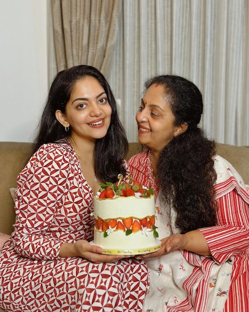  അമ്മയുടെ യൗവനവും, വിവാഹവും മുതൽ ഈ ദിവസം വരെയുള്ള ലുക്കുകൾ ചേർത്ത ഒരു വീഡിയോ ആണ് അഹാനയുടെ പോസ്റ്റിൽ. അഹാനയുമായി നല്ല മുഖഛായയുണ്ട് സിന്ധുവിന്. 35 വർഷങ്ങൾ കൊണ്ട് എത്ര മനോഹാരിയായി അമ്മ ഉയർന്നു എന്ന് അഹാന (തുടർന്ന് വായിക്കുക)