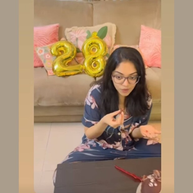  പുതിയ ലുക്കിൽ അഹാനയുടെ പിറന്നാൾ ആഘോഷം. വീട്ടിലെ സ്വീകരണമുറിയിലാണ് അഹാനയ്ക്ക് 28-ാം പിറന്നാൾ ആഘോഷം