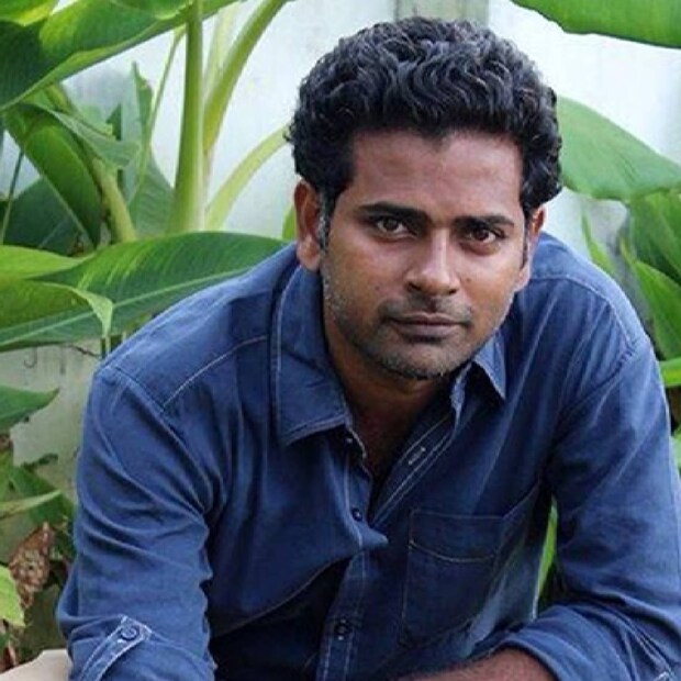  സംവിധായകൻ അൽഫോൺസ് പുത്രന്റെ (Alphonse Puthren) ഏറ്റവും പുതിയ പോസ്റ്റ് ചർച്ചയാക്കി സോഷ്യൽ മീഡിയ. പോസ്റ്റ് ഇട്ടു അധികമാകും മുൻപേ അത് ഡിലീറ്റ് ചെയ്യുകയുമുണ്ടായി എങ്കിലും, സ്ക്രീൻഷോട്ടുകൾ സോഷ്യൽ മീഡിയയിൽ എങ്ങും പാഞ്ഞു. ആരാധകരും സിനിമാ സ്നേഹികളും ഈ പോസ്റ്റ് ചർച്ചയാക്കിക്കഴിഞ്ഞു. അതീവ ഗൗരവതരമായ വിഷയങ്ങളാണ് അൽഫോൺസ് പുത്രൻ ഇതിൽ പരാമർശിക്കുന്നത്