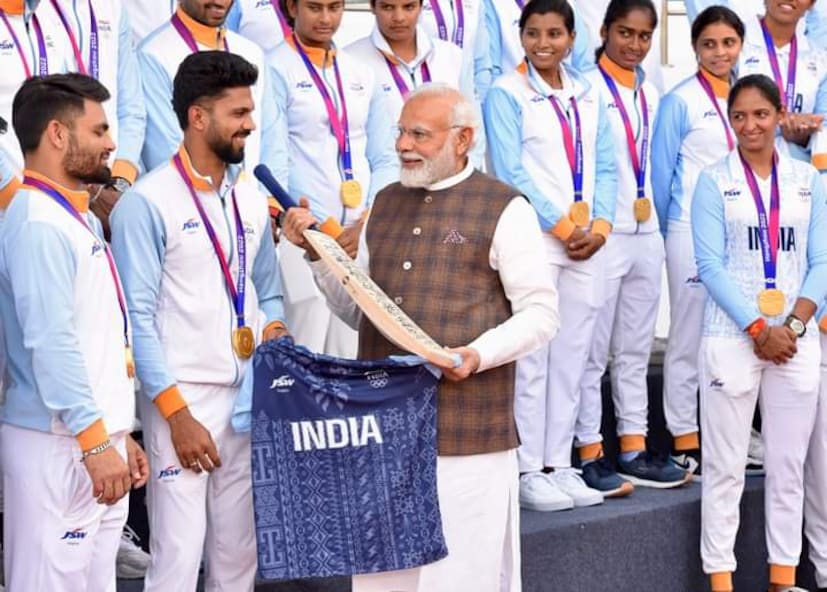  രാജ്യത്തെ ജനങ്ങൾക്ക് വേണ്ടി ഞാൻ നിങ്ങളെ സ്വാഗതം ചെയ്യുന്നു. നിങ്ങളുടെ കഠിനാധ്വാനത്തിന്റെ ഫലമായുണ്ടായ ഈ നേട്ടത്തിൽ രാജ്യം അഭിമാനിക്കുന്നു. പാരീസ് ഒളിമ്പിക്‌സിൽ മികച്ച നേട്ടം കൈവരിക്കാനായി ശ്രമിക്കാനും കായിക താരങ്ങളോട് മോദി പറഞ്ഞു.