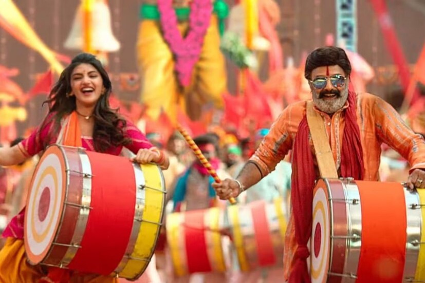  സംവിധായകൻ അനിൽ രവിപുടി ഒരുക്കിയ 'ഭഗവന്ത് കേസരി' ആഗോള ബോക്സോഫീസിലാണ് 100 കോടി കവിഞ്ഞത്. എന്നാല്‍ ദസറ അവധിക്ക് ശേഷം പ്രതീക്ഷിച്ചിരുന്ന പോലെ കളക്ഷനിൽ വലിയ ഇടിവാണ് ഒക്ടോബർ 25ന് ചിത്രത്തിന് ഉണ്ടായത്. ചിത്രം ഇപ്പോൾ ഇന്ത്യയിൽ 70 കോടി കളക്ഷനിലേക്ക് കുതിക്കുകയാണ്. അടുത്ത വാരാന്ത്യത്തിൽ വീണ്ടും ചിത്രം മികച്ച കളക്ഷനിലേക്ക് എത്തുമെന്നാണ് ട്രേഡി അനലിസ്റ്റുകൾ പറയുന്നത്.