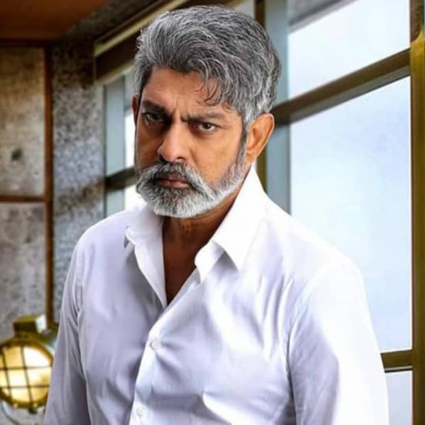  സലാറിൽ മറ്റൊരു പ്രധാന കഥാപാത്രമായി എത്തുന്നത് ജഗ്പതി ബാബുവാണ്. ചിത്രത്തിനായി 4 കോടി രൂപയാണ് ജഗ്പതി ബാബുവിന്റെ പ്രതിഫലം.