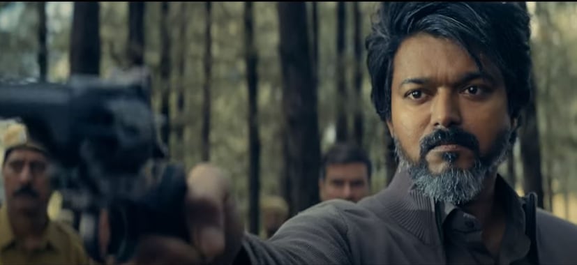  സെവൻ സ്‌ക്രീൻ സ്റ്റുഡിയോ, ദി റൂട്ട് എന്നിവയുടെ ബാനറുകളിൽ ലളിത് കുമാറും ജഗദീഷ് പളനിസാമിയും ചേർന്നാണ് ലിയോ നിർമിക്കുന്നത്.ശ്രീ ഗോകുലം മൂവിസിന് വേണ്ടി ഗോകുലം ഗോപാലൻ ആണ് കേരളത്തിലെ വിതരണാവകാശം സ്വന്തമാക്കിയത്.