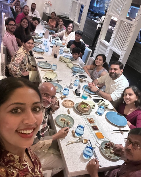  നവ്യയുടെ സുഹൃത്തായ ജബീനാണ് ഈ സർപ്രൈസ് കേക്ക് നൽകിയത്. കേക്കിനു 'കല്പതാരു' എന്നാണ് പേരിട്ടിട്ടുള്ളത്. കഴിക്കാൻ തുനിയും മുൻപേ ഒരു കാര്യം ഈ കേക്കിൽ ചെയ്തേ മതിയാവൂ