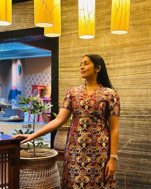  അച്ഛനും അമ്മയും മകനുമെല്ലാം ഒപ്പമുള്ള ഗംഭീര കേക്ക് കട്ടിങ് വീഡിയോ നവ്യ കുറച്ചു ദിവസങ്ങൾക്ക് മുൻപ് പോസ്റ്റ് ചെയ്തിരുന്നു. അതിനു പുറമേ, നവ്യക്ക് മറ്റൊരു കേക്ക് ഗിഫ്റ്റ് ആയി കൂടി ലഭിച്ചു. മറ്റു കേക്കുകൾ പോലെ ഒരു കത്തിയും എടുത്തു നേരെ അങ്ങുപോയി മുറിക്കാം എന്ന് കരുതേണ്ട. ഈ കേക്കിനു ചില പ്രത്യേകതയുണ്ട് എന്ന് നവ്യ (തുടർന്നു വായിക്കുക)