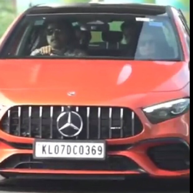  താൻ പുതിയതായി വാങ്ങിച്ച വാഹനത്തില്‍ വിമാനത്താളവത്തില്‍ എത്തുന്നതിന്റെ വീഡിയോ സാമൂഹിക മാധ്യമങ്ങളില്‍ വൈറലാണ്. എന്നാൽ ഇ‌ഷ്ട വാഹനം സ്വന്തമാക്കിയപ്പോൾ ഇഷ്ടനമ്പറായ 369 സ്വന്തമാക്കുന്ന കാര്യത്തിൽ താരം ഒരു വിട്ടുവീഴ്ചയ്ക്കും നിന്നില്ല.