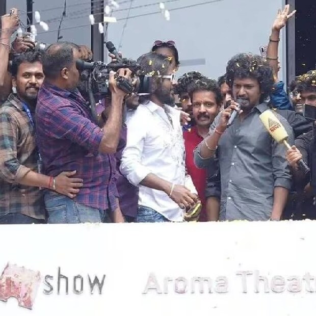  എന്നാൽ ഇതിനിടെ ഉണ്ടായ തിരക്കിനിടയില്‍ സംവിധായകന്‍ ലോകേഷ് കനകരാജിന് പരിക്കേറ്റതും മറ്റു പരിപാടികൾ റദ്ദാക്കി തിരികെ ചെന്നൈയിലേക്ക് മടങ്ങിയതും വാർത്തകളിൽ നിറഞ്ഞി നിന്നിരുന്നു.